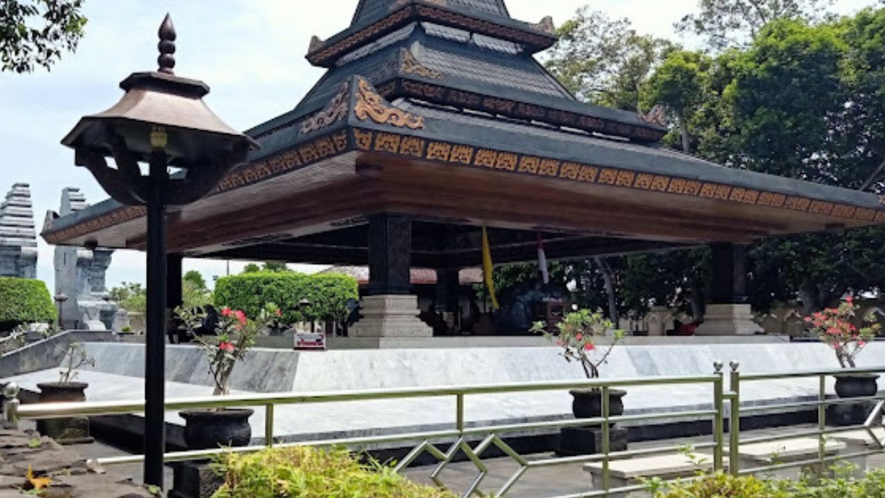 Pesona Mistis dan Edukasi di Makam Bung Karno, Kota Blitar