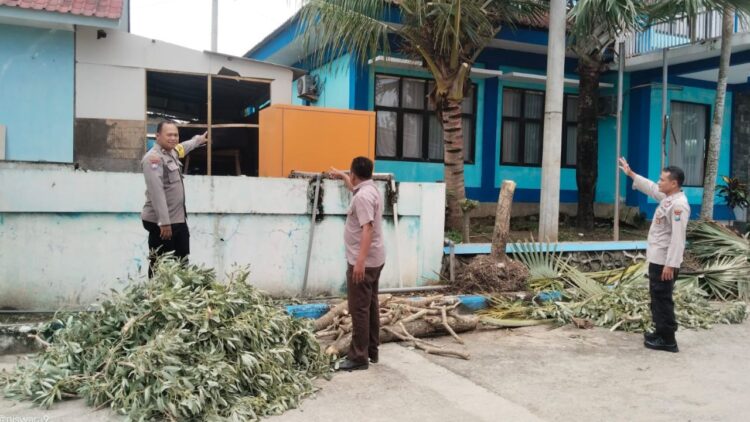 Angin Puting Beliung Terjang Desa Tambakrejo, Tiga Rumah dan Pelabuhan Terluka Porak Poranda