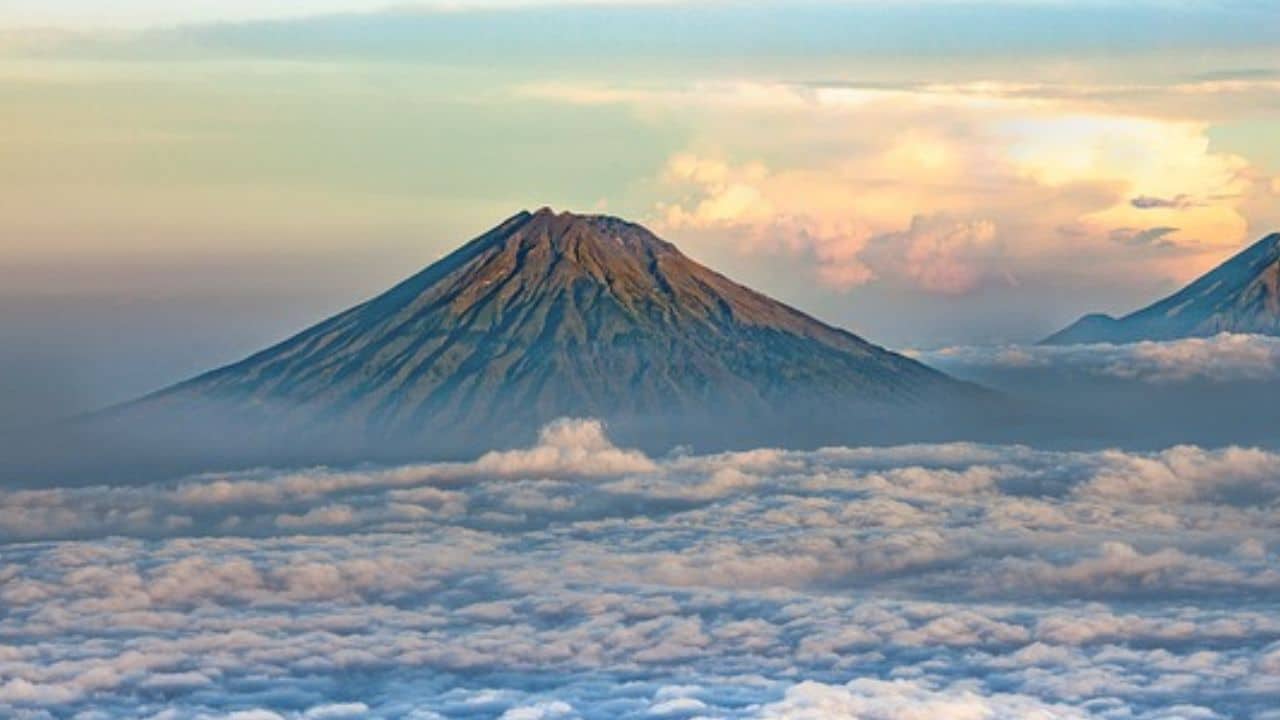 Gunung Semeru Erupsi Lima Kali dalam Sehari, Kolom Abu Capai 1.000 Meter