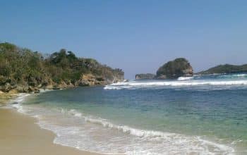 Pesona Pantai Peh Pulo, Surga Pasir Putih yang Belum Tersentuh di Blitar