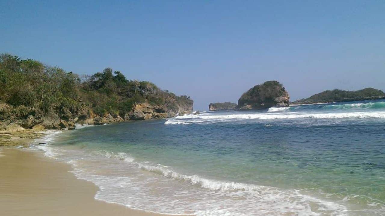 Pesona Pantai Peh Pulo, Surga Pasir Putih yang Belum Tersentuh di Blitar