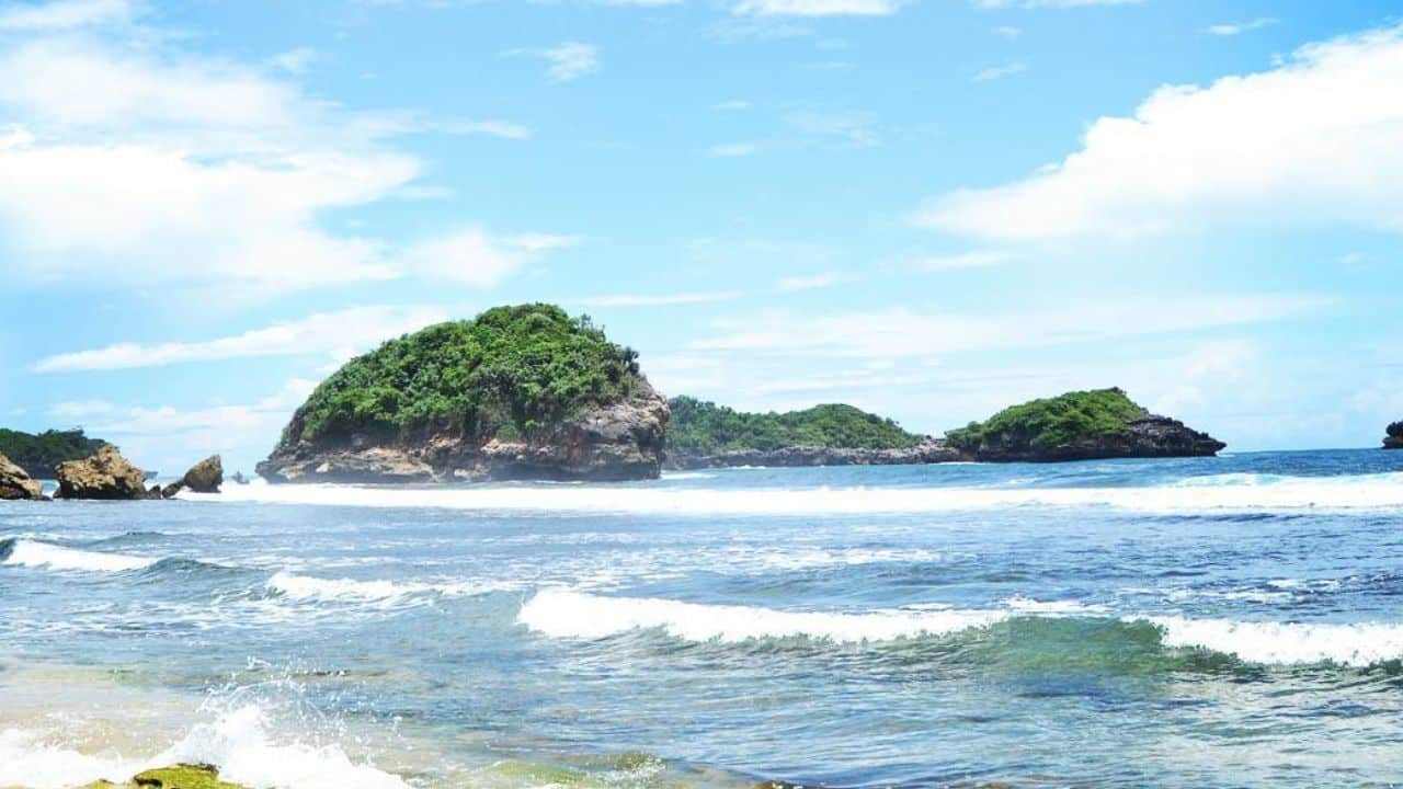 Pantai Peh Pulo, Raja Ampatnya Blitar dengan Keindahan yang Belum Terjamah