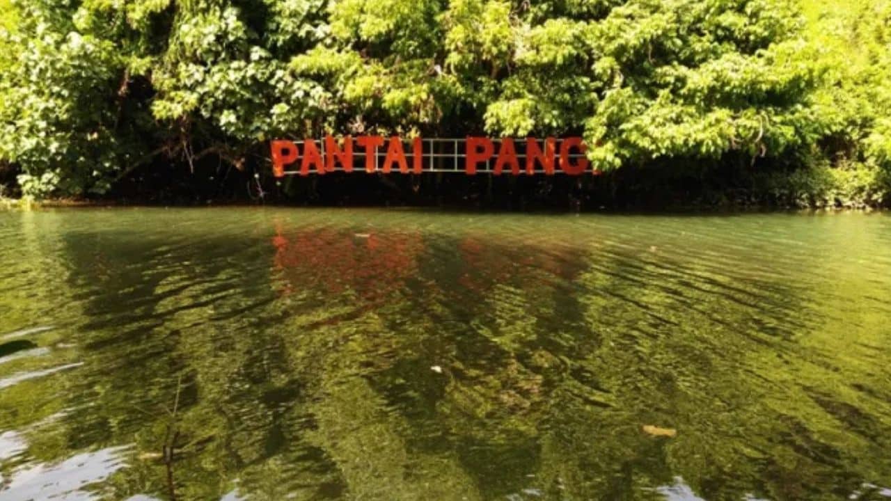 Pantai Pangi Blitar, Tempat Camping dan Mancing Ikan Acang-ancang dengan Ombak Tenang di Teluk Kecil