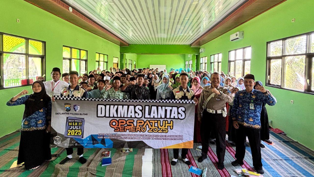 Satlantas Polres Blitar Ajak Siswa Jadi Pelopor Keselamatan Lewat Sosialisasi Ops Patuh Semeru 2025