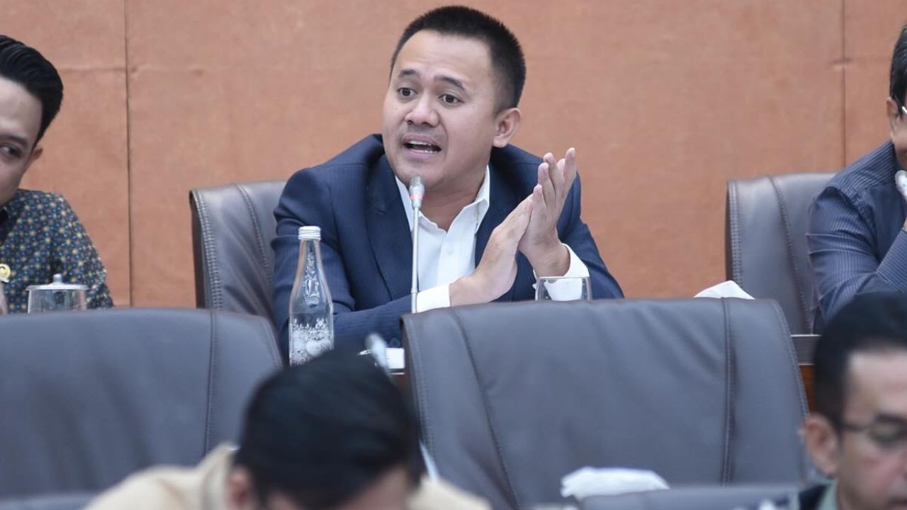 Anggota DPR Soroti Lonjakan Utang PLN Rp156 Miliar Per Hari, Sebut Manajemen Keuangan Gagal Anggota DPR Soroti Lonjakan Utang PLN Rp156 Miliar Per Hari, Sebut Manajemen Keuangan Gagal