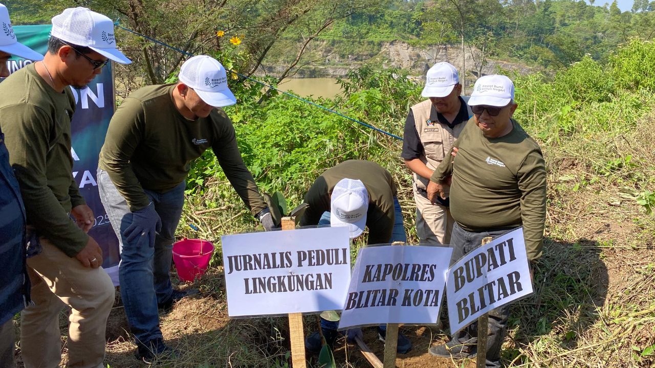 Jurnalis Blitar Tanam 50 Bibit di Atas Lokasi Tambang Pasir
