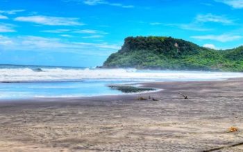 Pantai Pasur, Mutiara Pasir Hitam di Ujung Barat Blitar