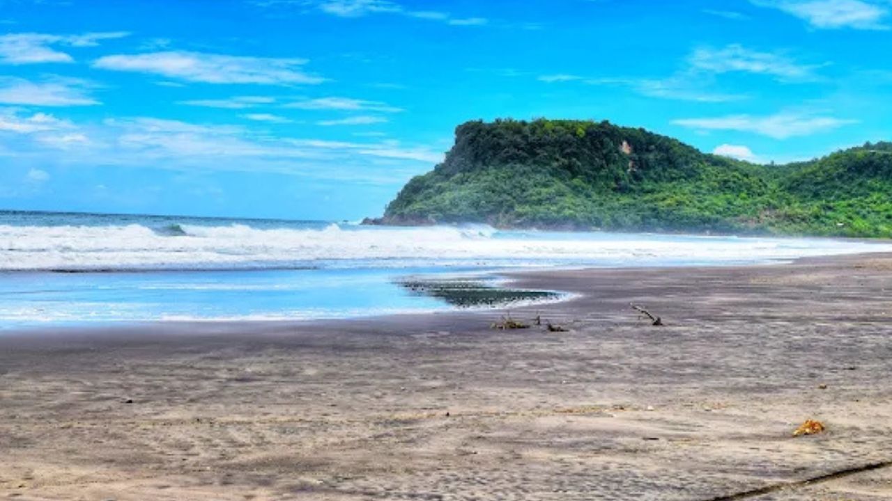 Pantai Pasur, Mutiara Pasir Hitam di Ujung Barat Blitar