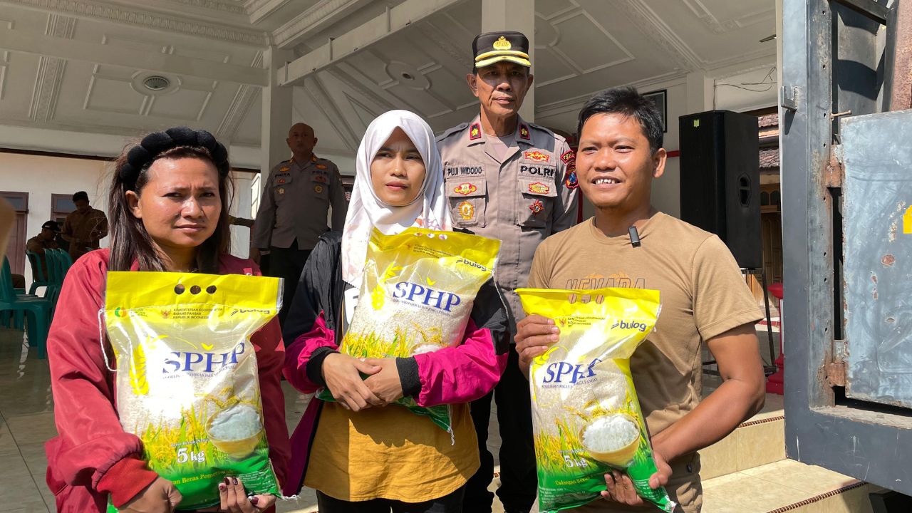 Polres Blitar Dukung Gerakan Pangan Murah, Salurkan Beras SPHP ke Warga Kabupaten Blitar