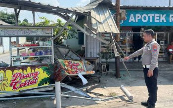 Truk Hino Tabrak Minibus di Jalan Bence, Blitar: Kerugian Rp 5 Juta