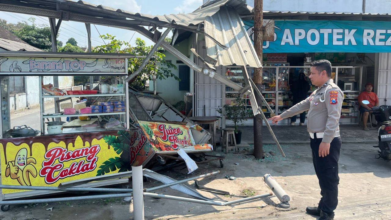 Truk Hino Tabrak Minibus di Jalan Bence, Blitar: Kerugian Rp 5 Juta