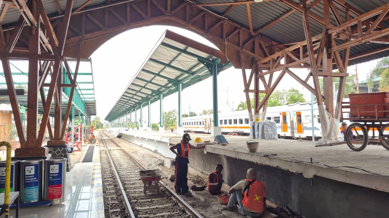 Stasiun Blitar Kembangkan Peron Tinggi dan Over Capping, Tingkatkan Layanan dan Keamanan Penumpang